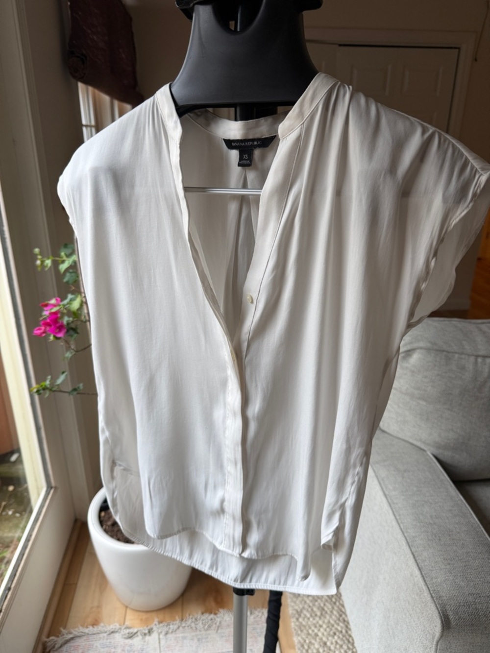 Banana Republic XS Cream Split-Neck Cap Sleeve Blouse